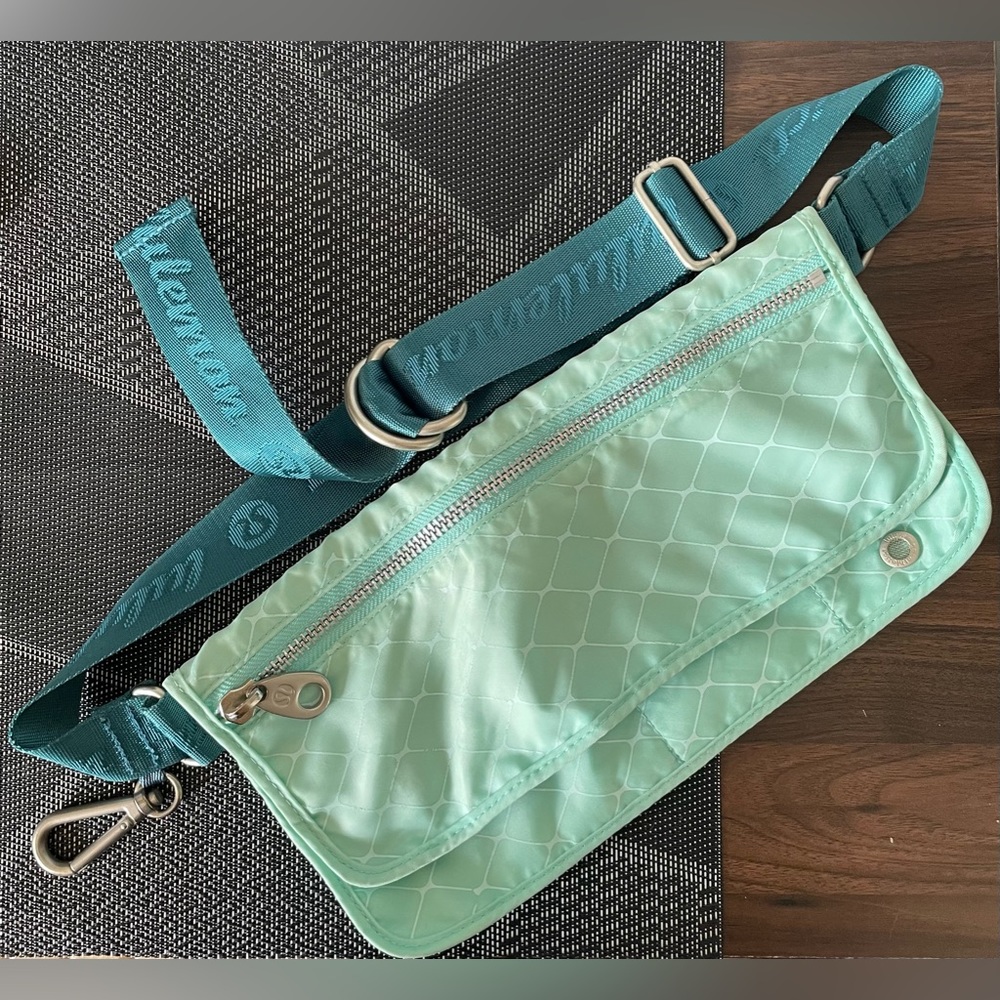 Rare Lululemon Travel Pooch Bag / Belt Bag / Fanny Pack - turquoise mint & teal